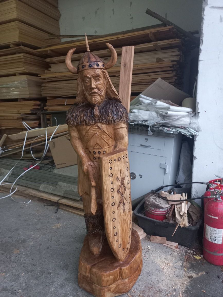Wiking rzeźba z dębu