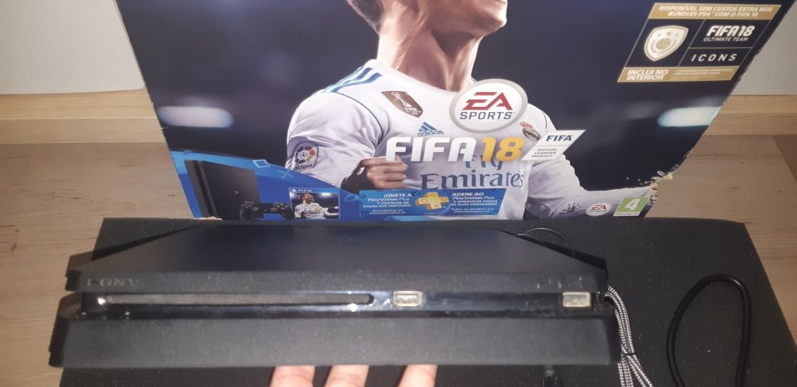 Ps4 Slim 1000 GB Na Caixa com 1 Comando e 5 Jogos.