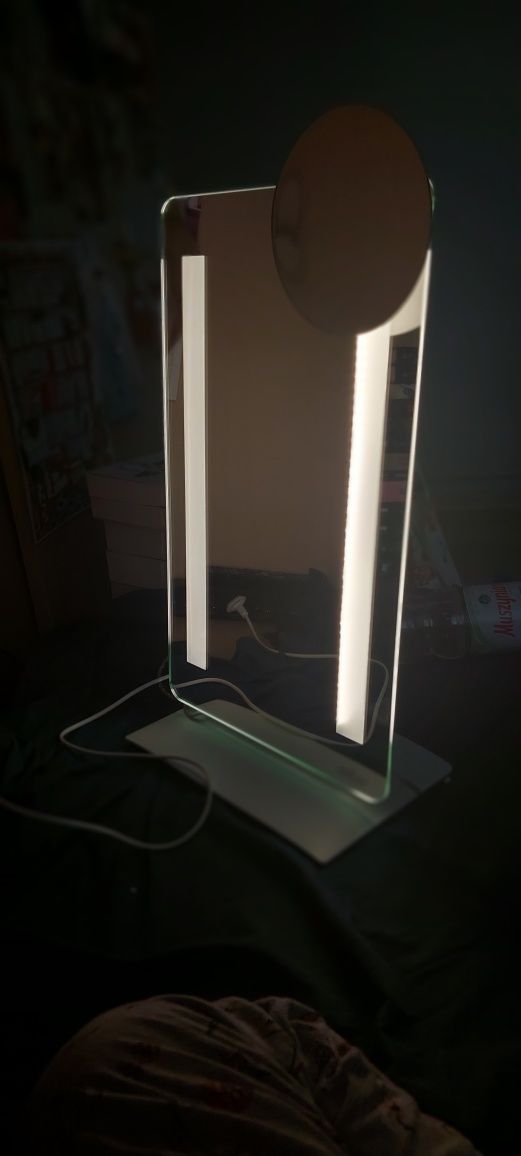 Duże lustro z podświetleniem led na toaletkę