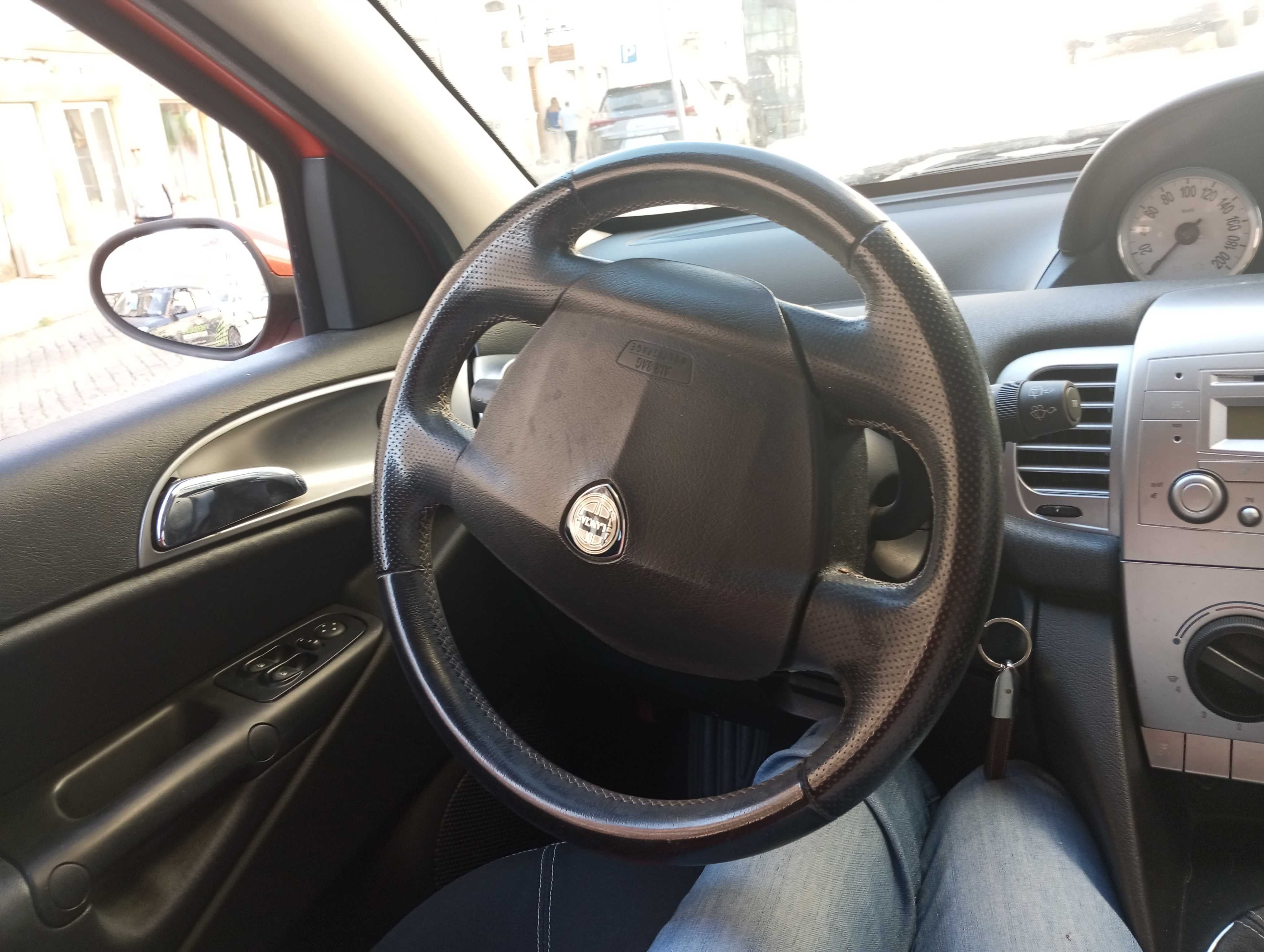 Carro citadino em bom estado