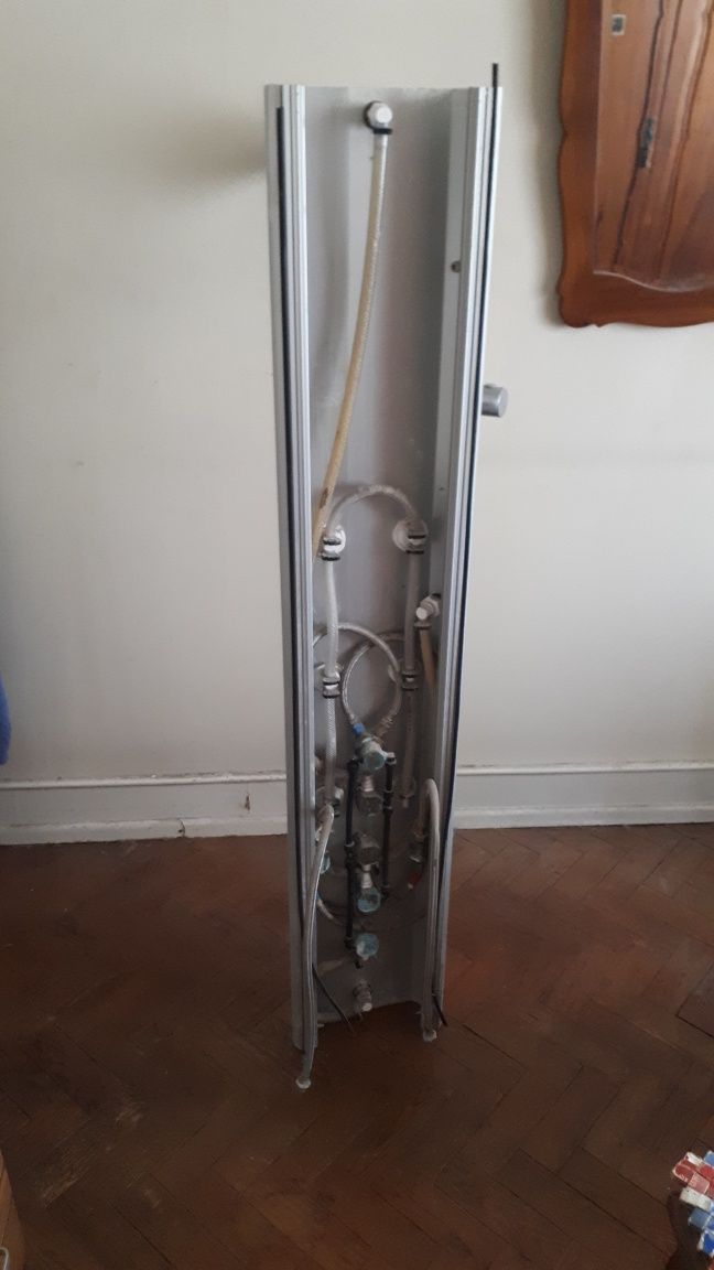 Coluna de chuveiro com hidromassagem  cor cromada