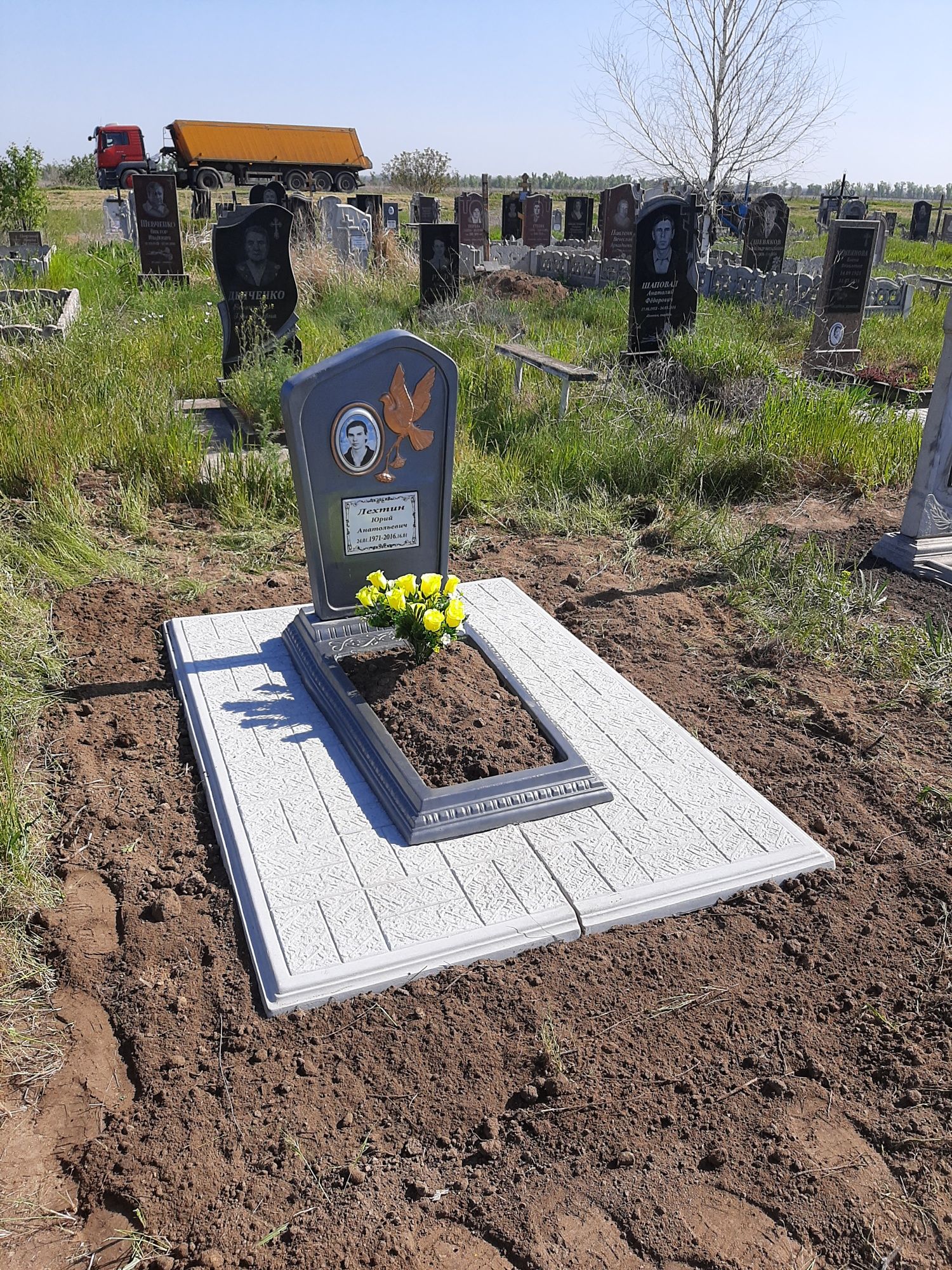 Прибирання та догляд за могилами. Реставрація та ремонт пам'ятників.