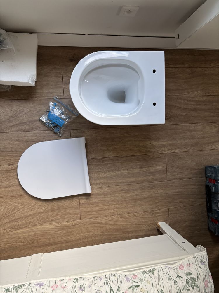 Miska wc bezkołnierzowa wisząca