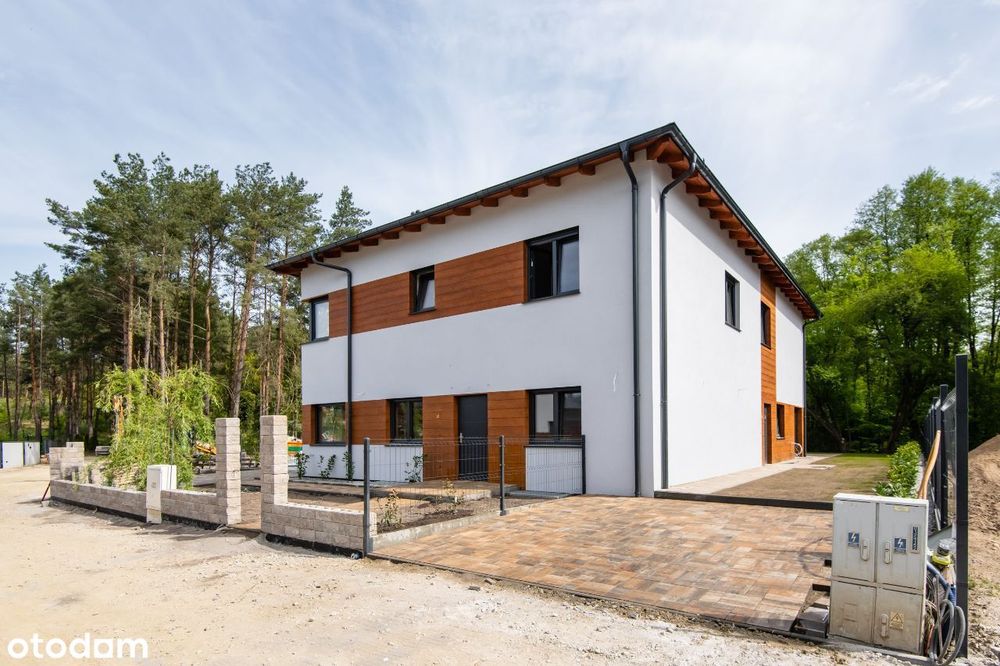 Bliźniak z wysoką piwnicą w Lusowie - dookoła LAS