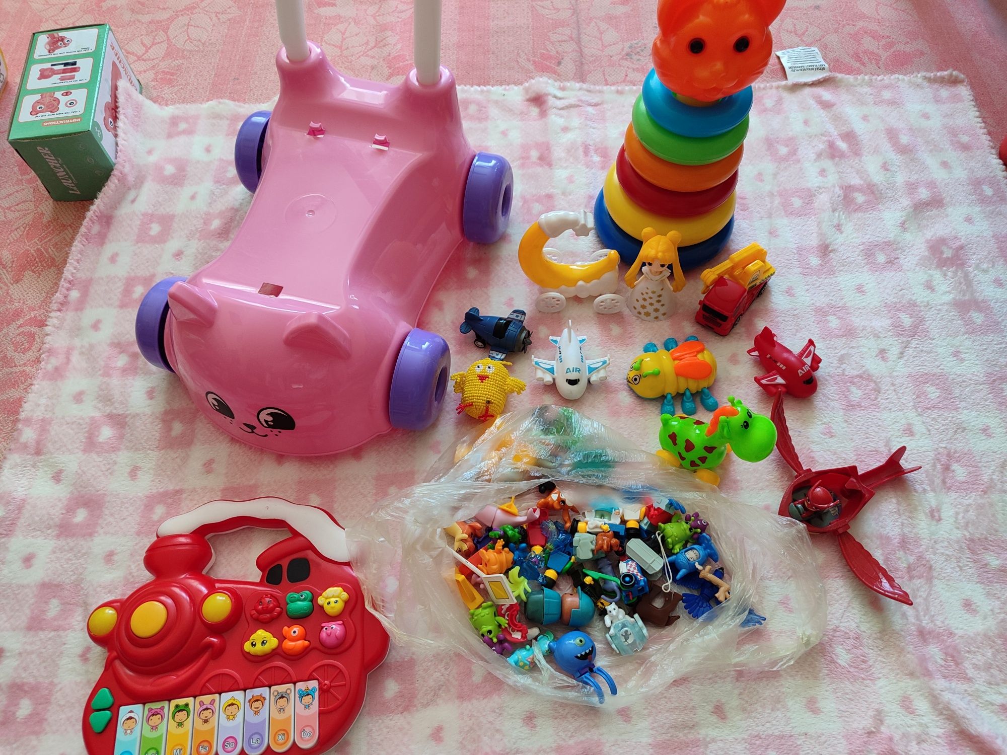 Разные детские игрушки (тележка, пирамида, Киндеры) за всё 200 грн)