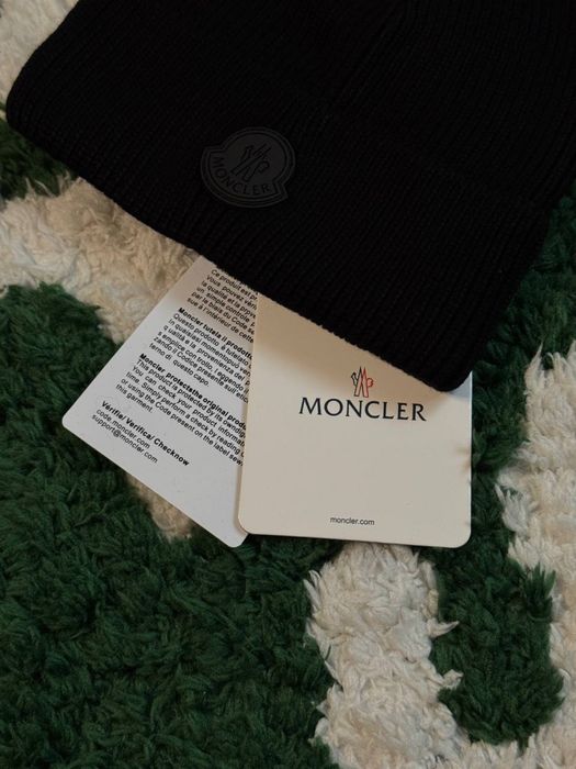 шапка Moncler.
