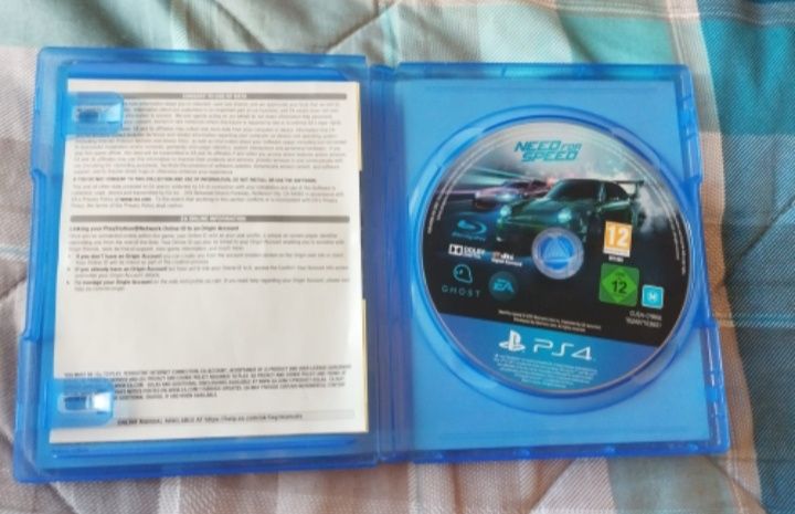 PlayStation 4 1TB+ comando+ 3 jogos