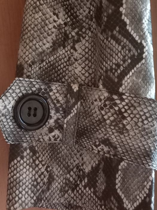 Плащ підшкіру пітона