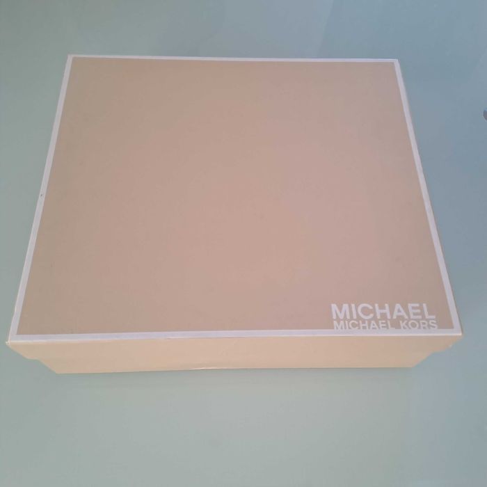 Sapatos em PELE, da Michael KORS