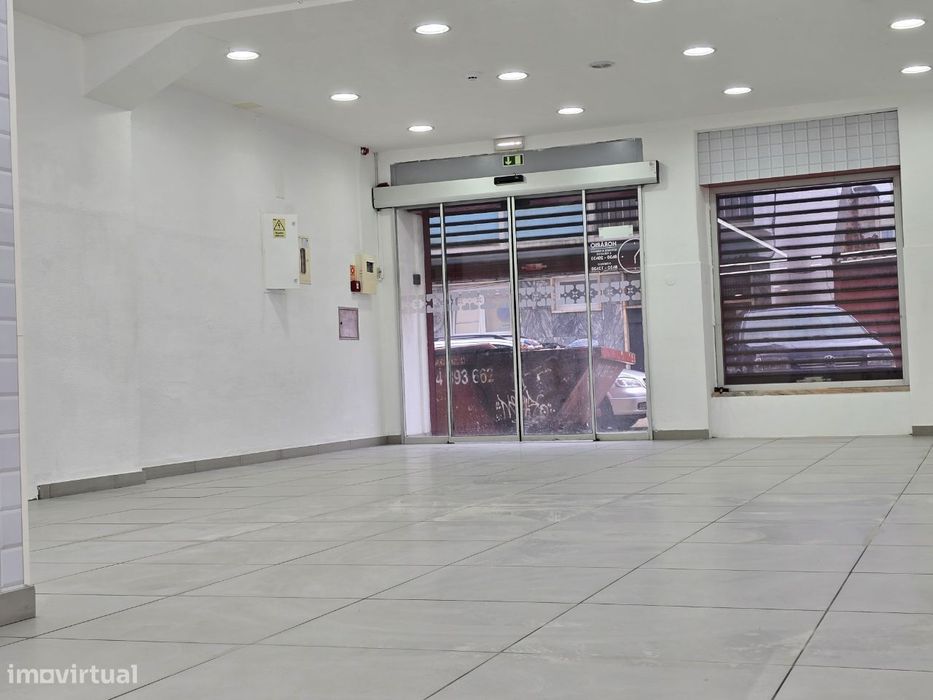 loja  com aprx.300 metros Almada com rendimento