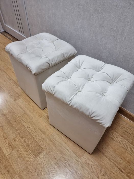 Диван с местом для хранения и два пуфа