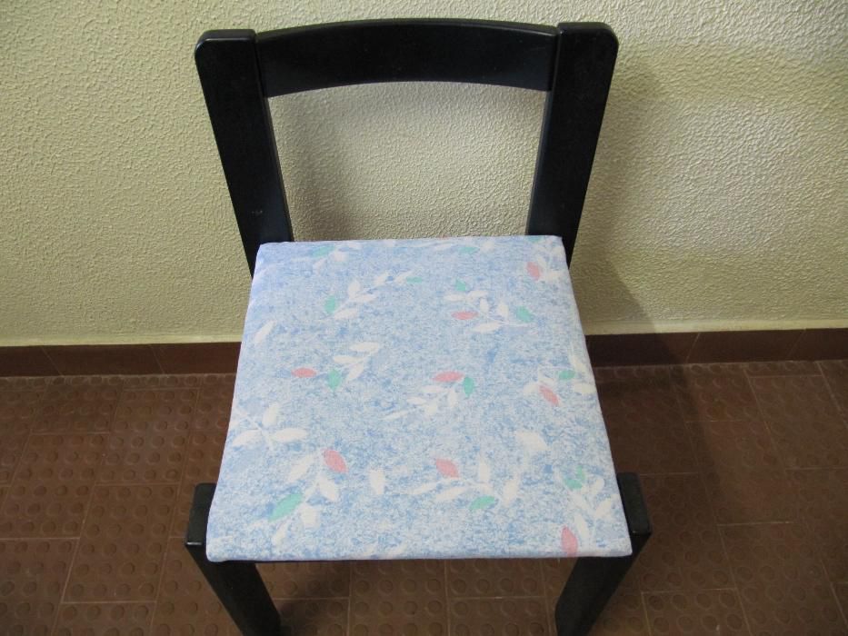 Cadeira em madeira pintada de cor azul