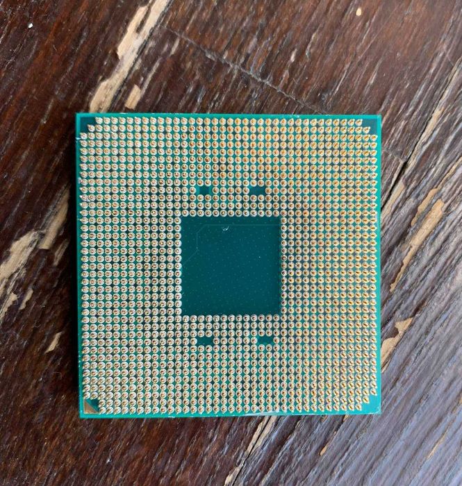Ryzen 7 2700x , 8 ядер, 16 потоків, базова частота 3.7 ггц та башта