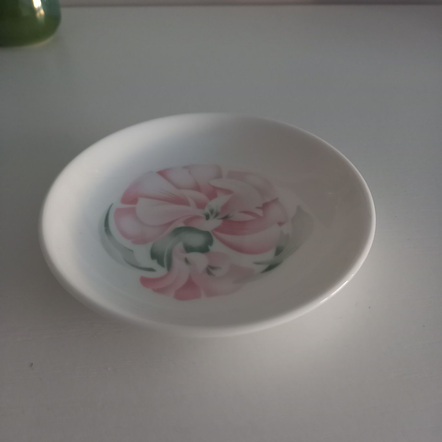 Talerzyk porcelanowy Royal Doulton sygnowany biały kwiaty talerz róże