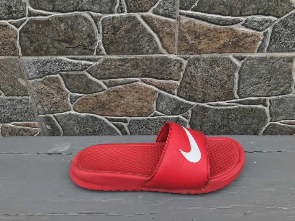Шлёпанцы тапочки сланцы Nike benassi swoosh red