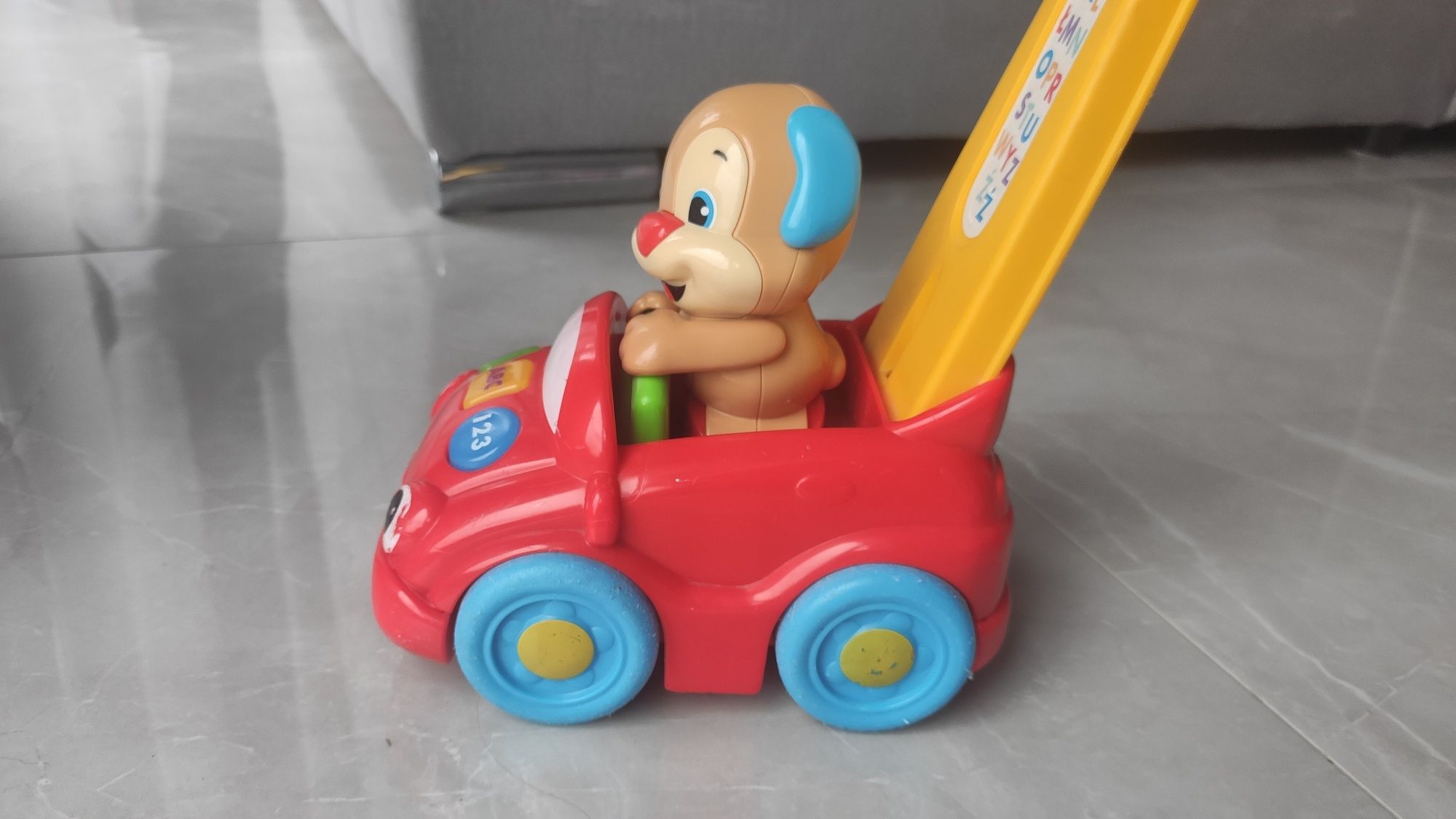 Grające autko Szczeniaczka Fisher Price uczy liczb liter itd.