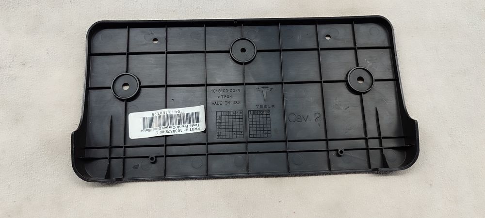 1018100-00-B кронштейн номерного знака Tesla. Подіум