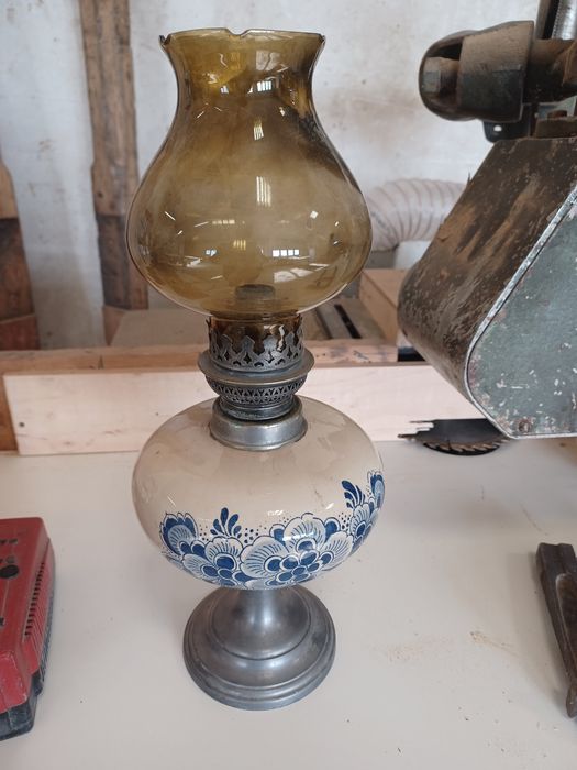 Lampa naftowa z kloszem