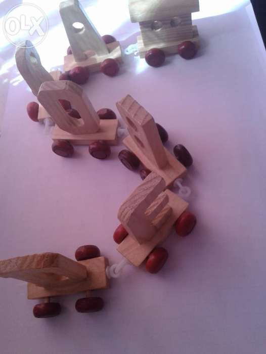 6 Letras Debora em carrinhos de madeira