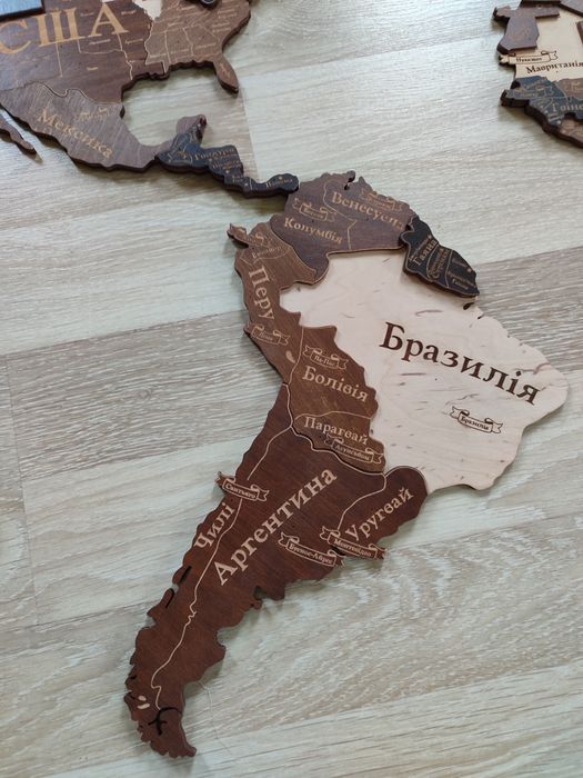 Дерев'яна мапа світу.