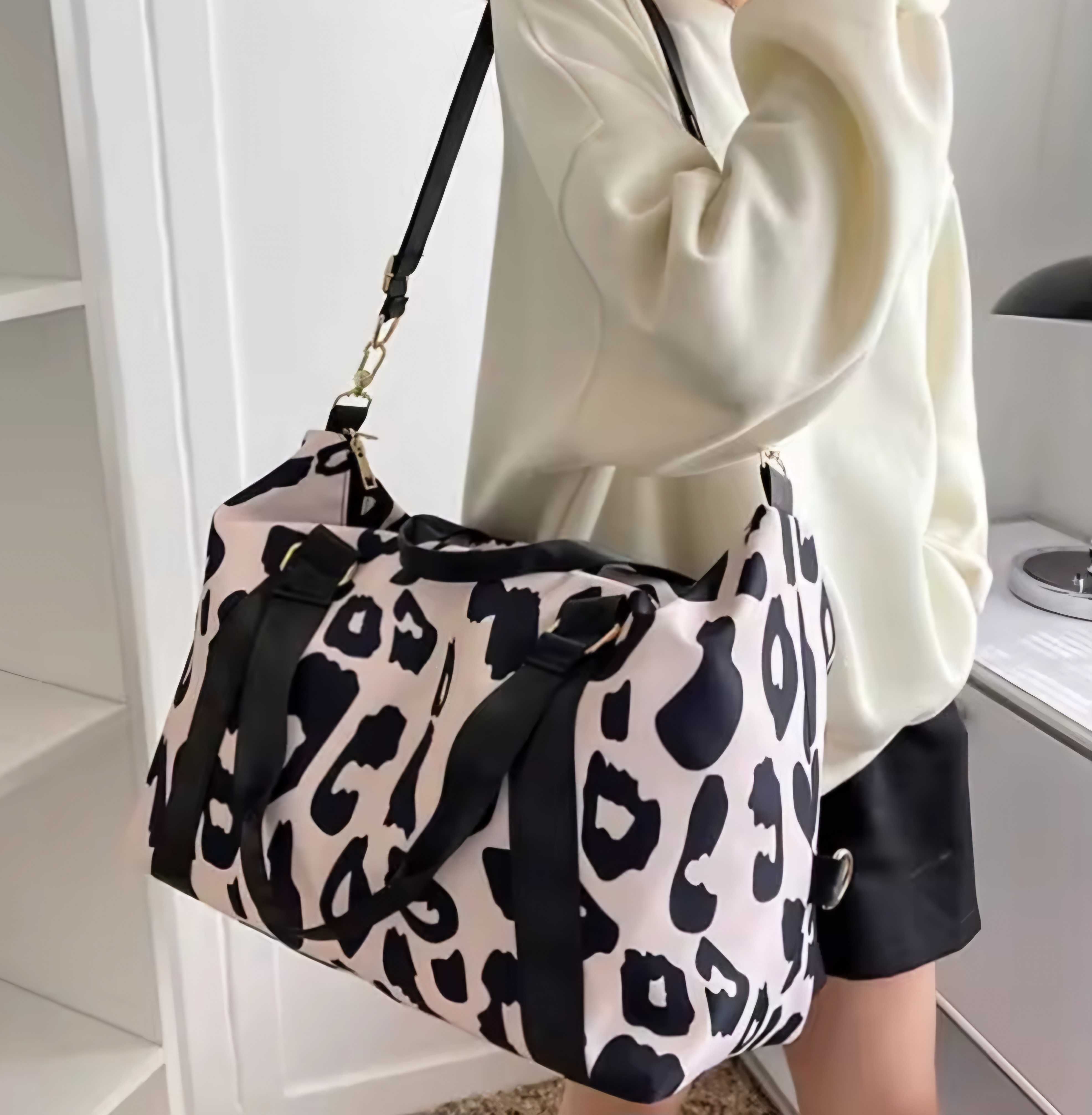 Elegancka damska torba na ramię z wytrzymałego materiału modny design
