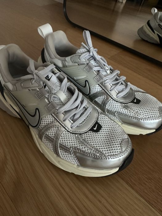 Tênis Nike V2K Run, tamanho 39