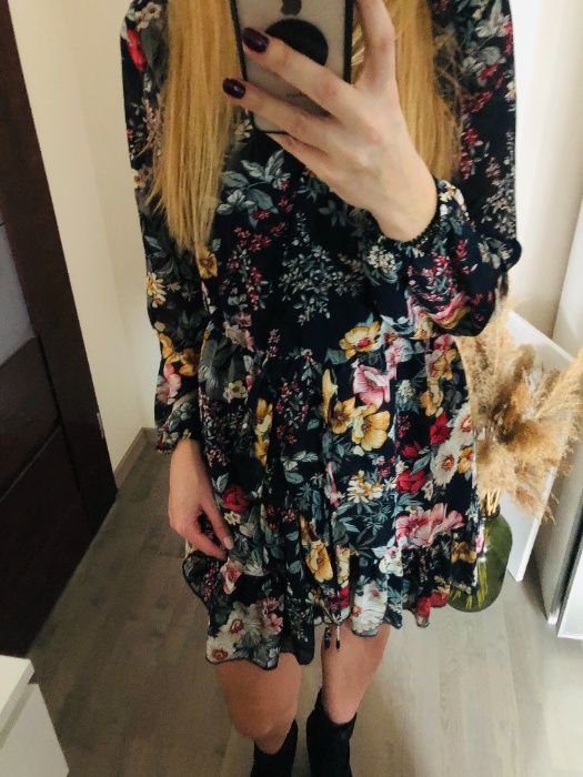 Czarna kwiecista sukienka