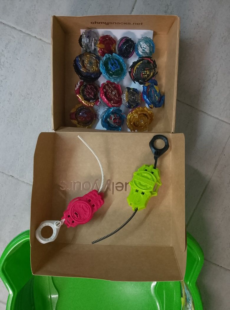 Arena de beyblades, 14 beyblades e 2 lançadores