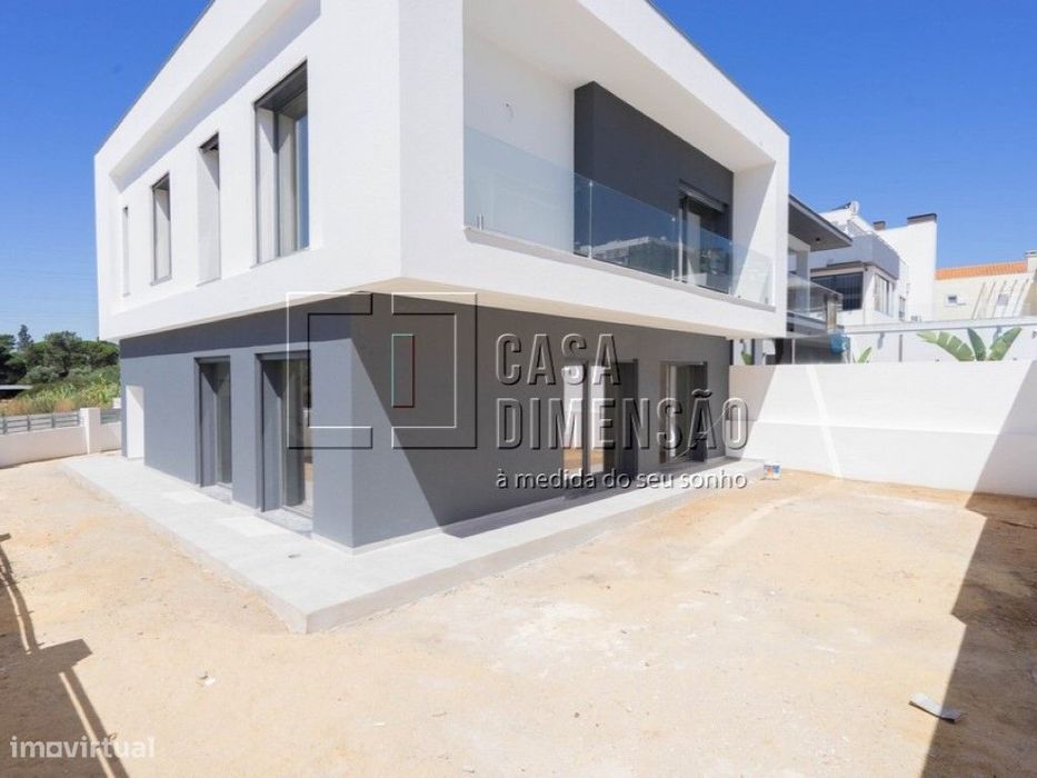 Moradia de Arquitectura Moderna de tipologia T3 na zona da Sobreda,...