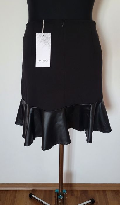 Nowa czarna spódnica damska rozkloszowana z falbankowym wykończeniem