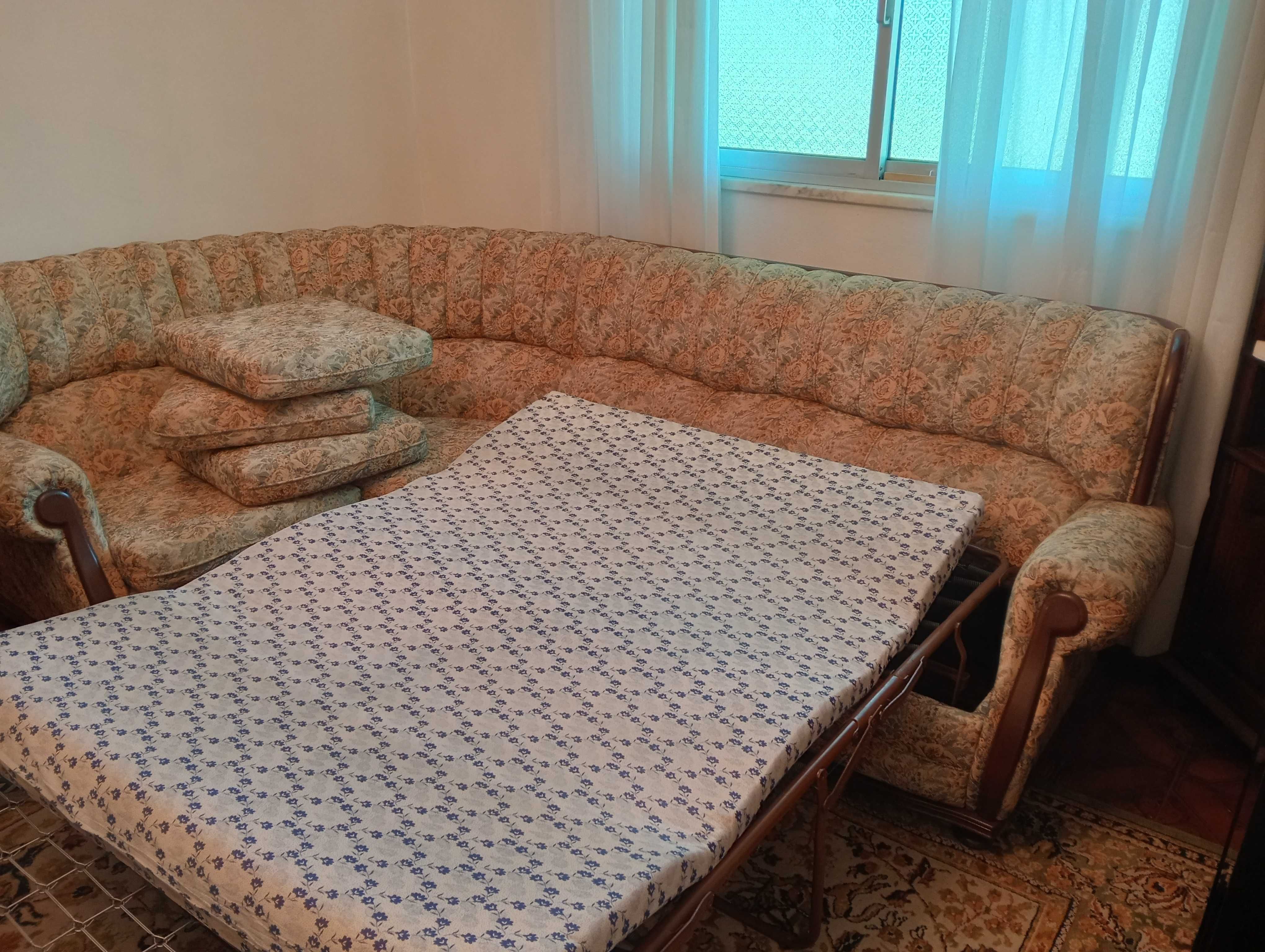 Vendo sofá móvel de sala e guarda roupa furgão a lenha