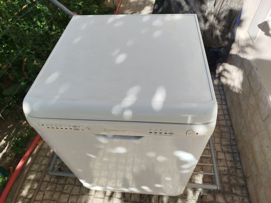 Máquina roupa e máquina loiça.