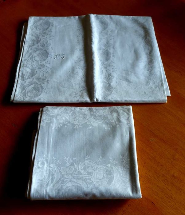 Antyk. Adamaszek.Secesyjna pościel  z kufra.