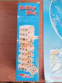 Wieża z klocków drewnianych