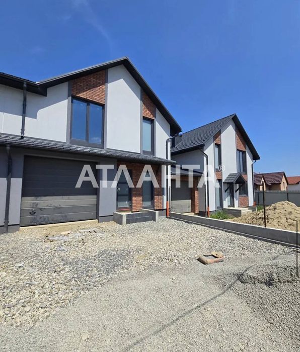 Таунхаус з гаражем, підвалом і місцем під авто на вул. Горіхівській