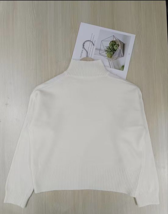 Светр з високою горловиною