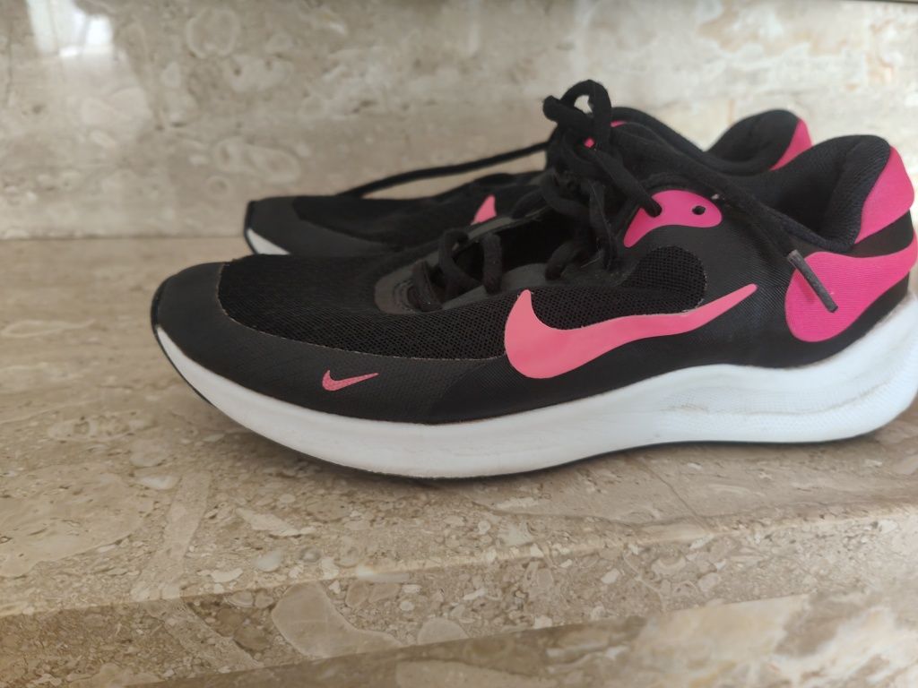 Nike z różowym znaczkiem