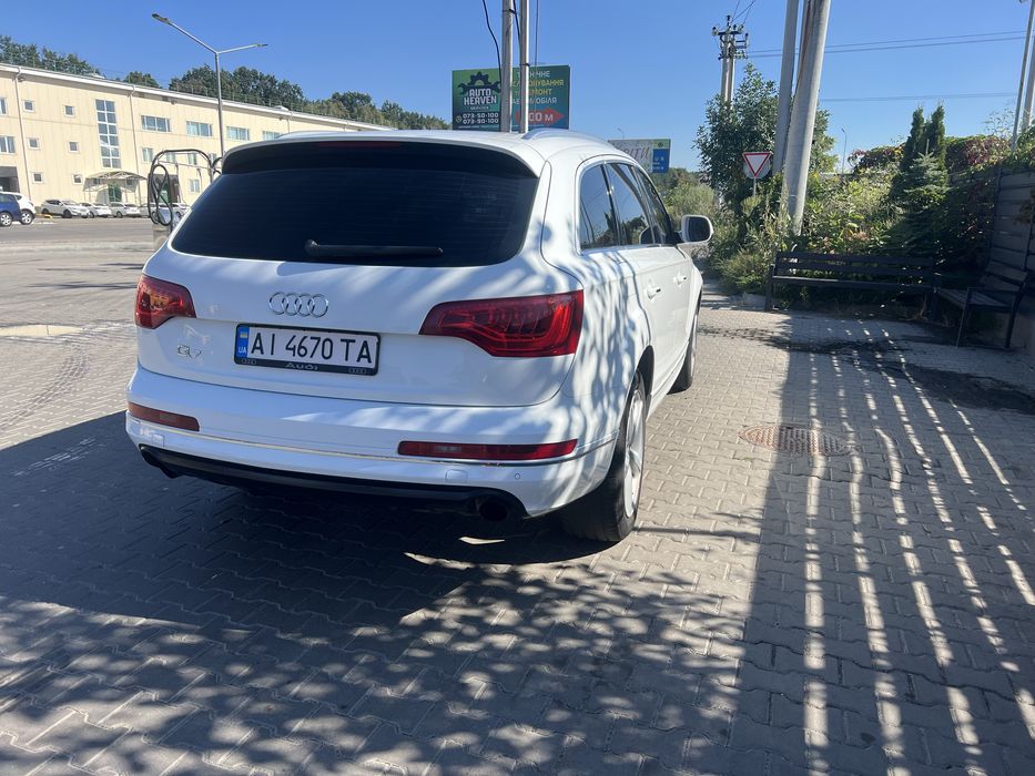 Чудовий сімений автомобіль.