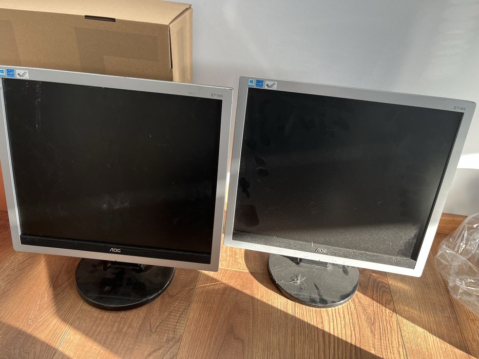2x Monitor AOC E719S