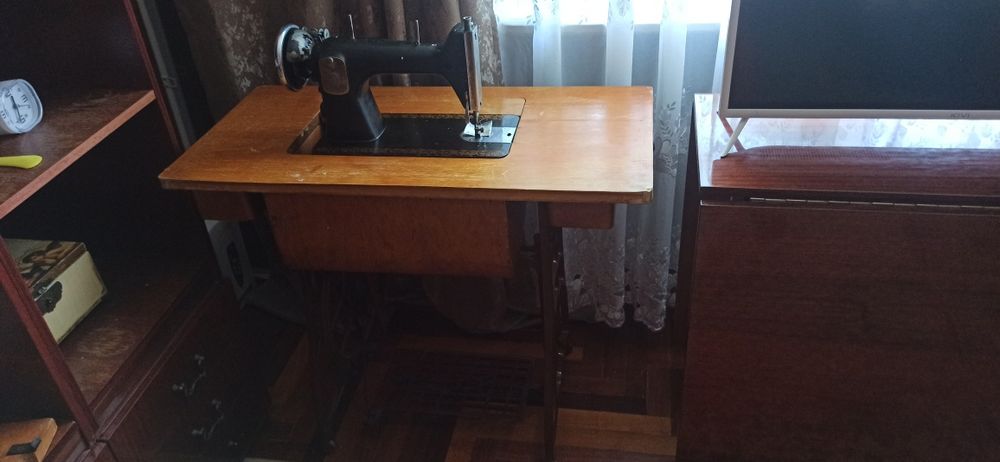 Швейна машина із станиною