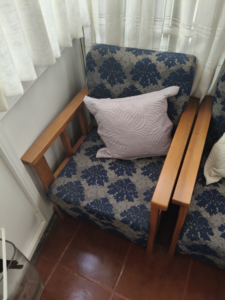 Vendo sofás de madeira forrado a tecido
