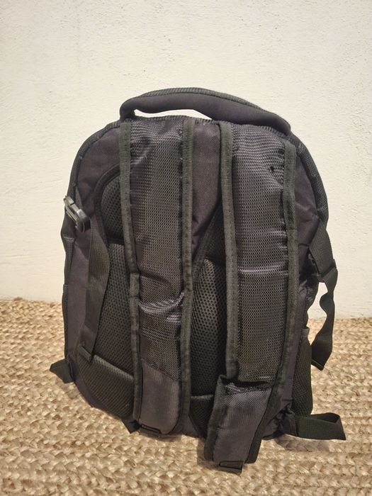 Mochila preta versátil