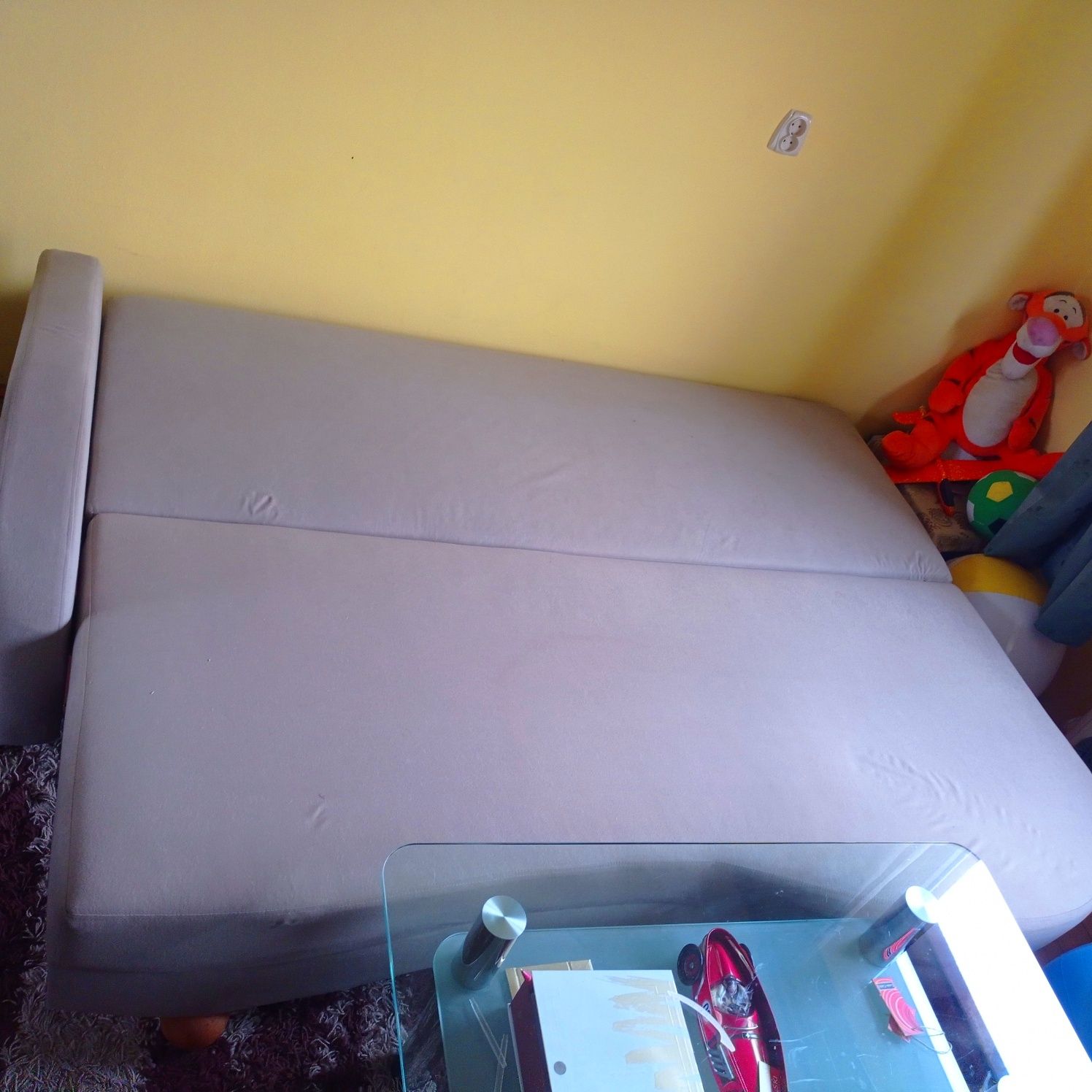Łóżko kanapa rozkładana, pojemnik na pościel + 3 poduchy