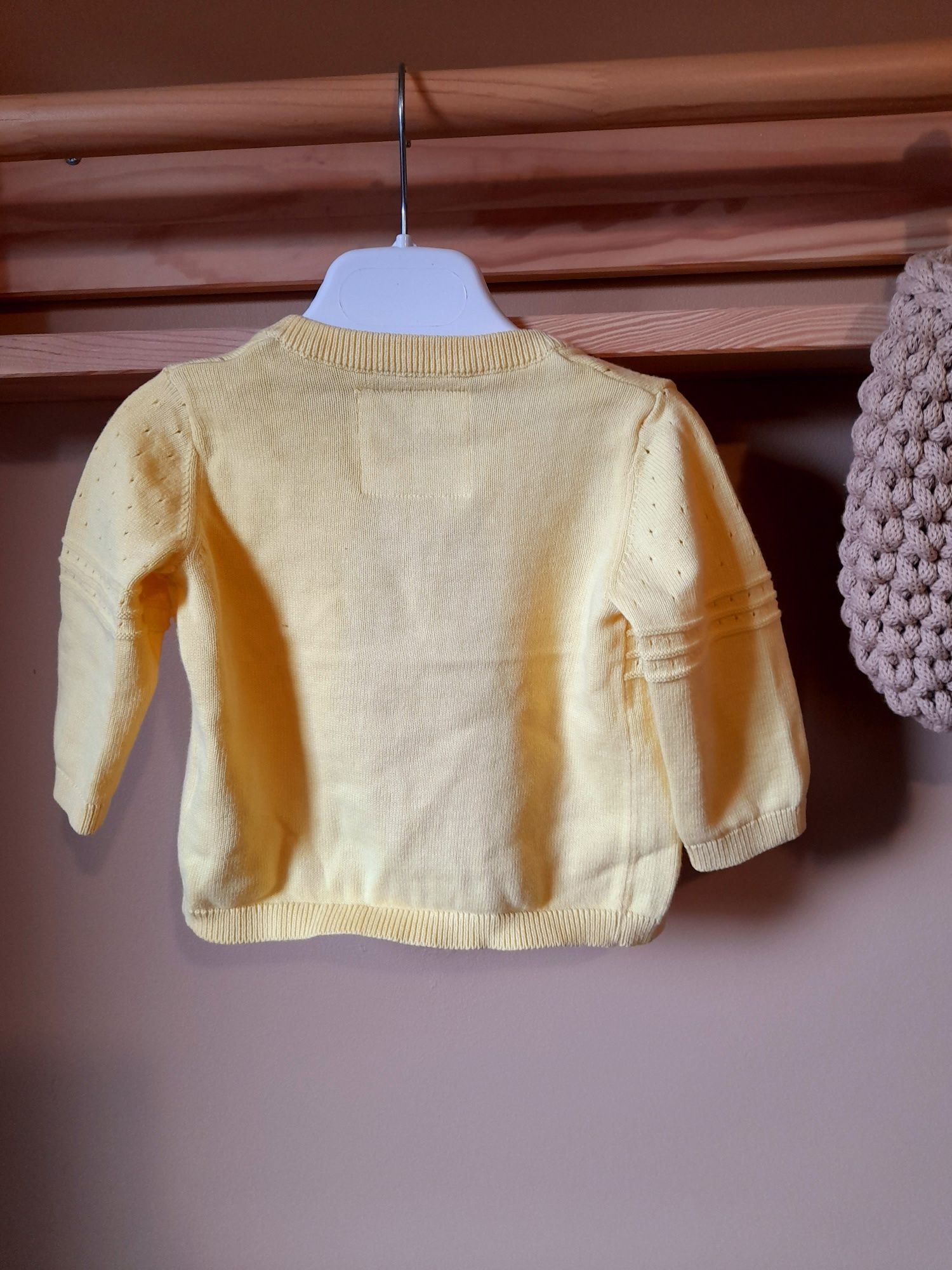 Sweterek żółty 62