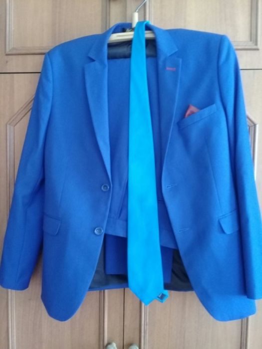 Костюм синього кольору