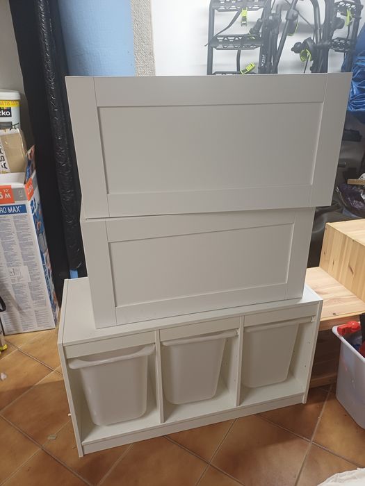 Białe szafki Ikea, trafast z pojemnikami i dwie wiszące