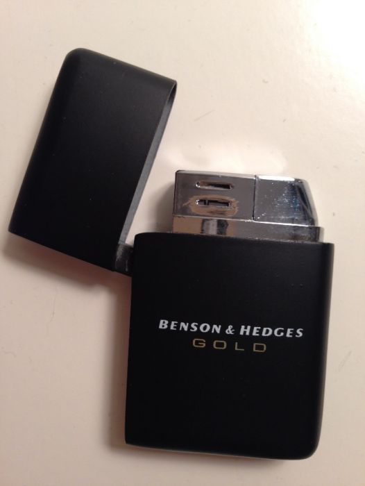 Isqueiro marca "benson & hedges"