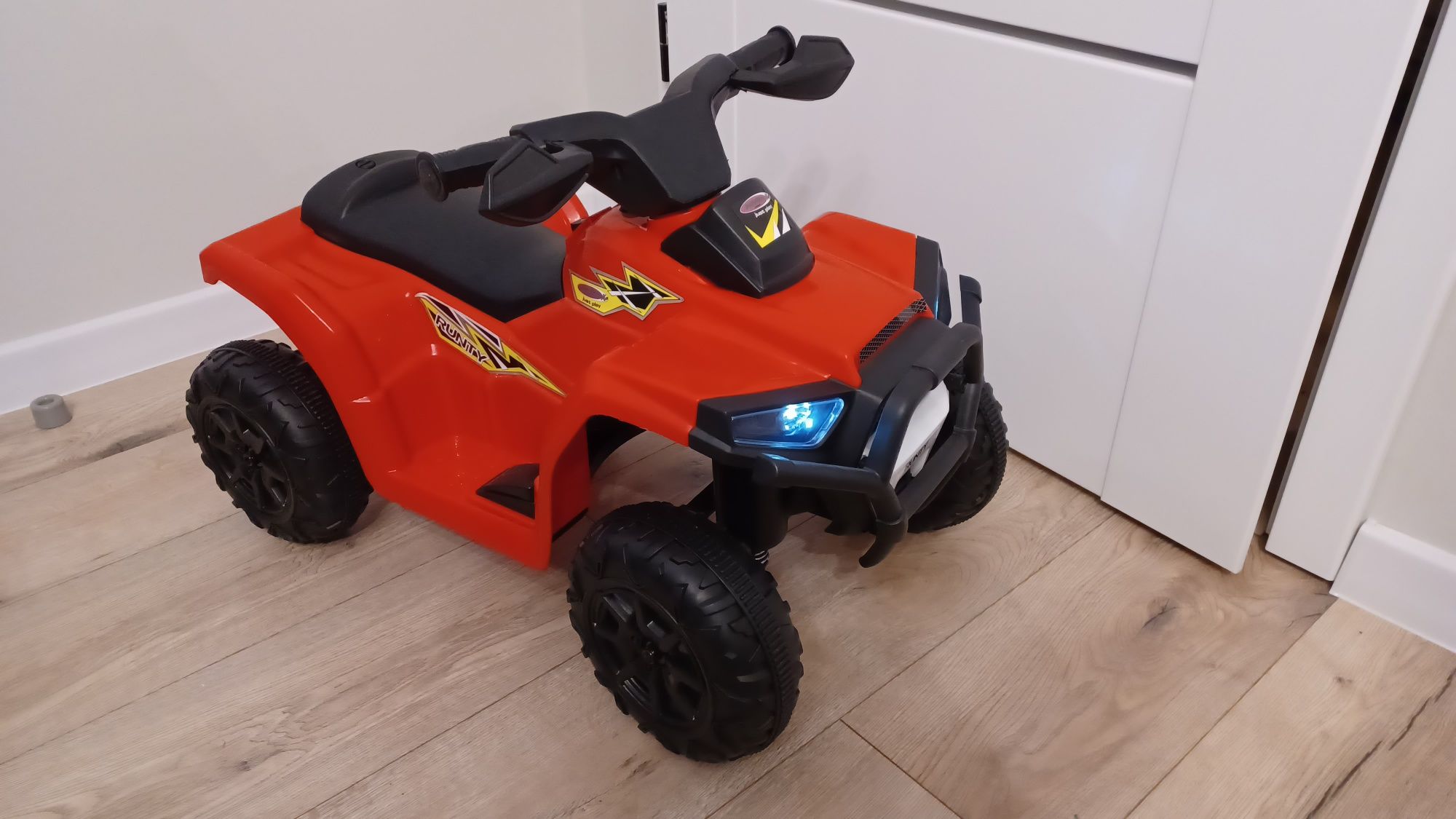 Sprzedam Samochód na akumulator quad 6V  kolor biały