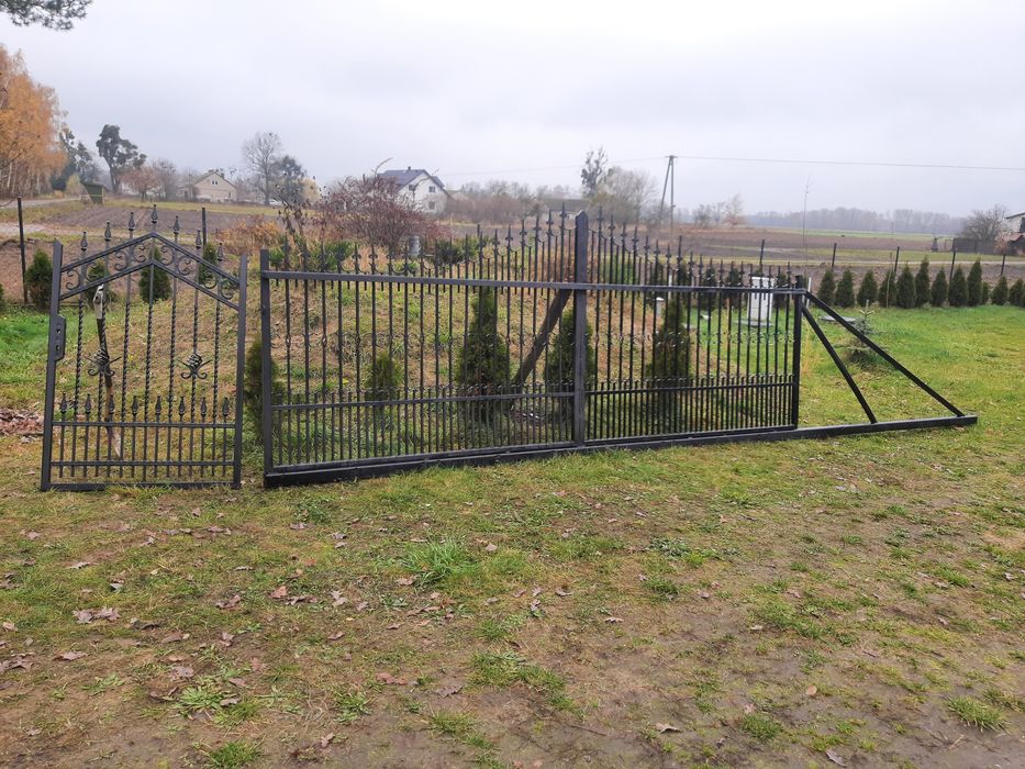 Brama przesuwna z furtka