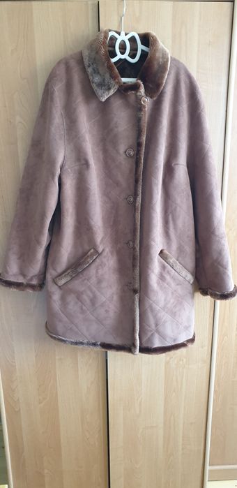 Kurtka dłuższa, kożuch, futerko.